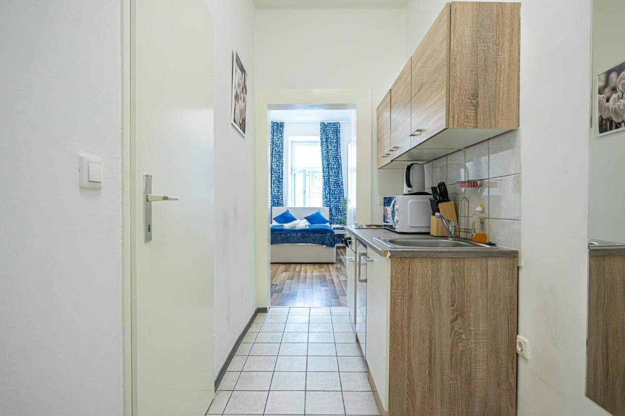 Modern Comforts: Chic Studio Apt Centrally Located Виена Екстериор снимка