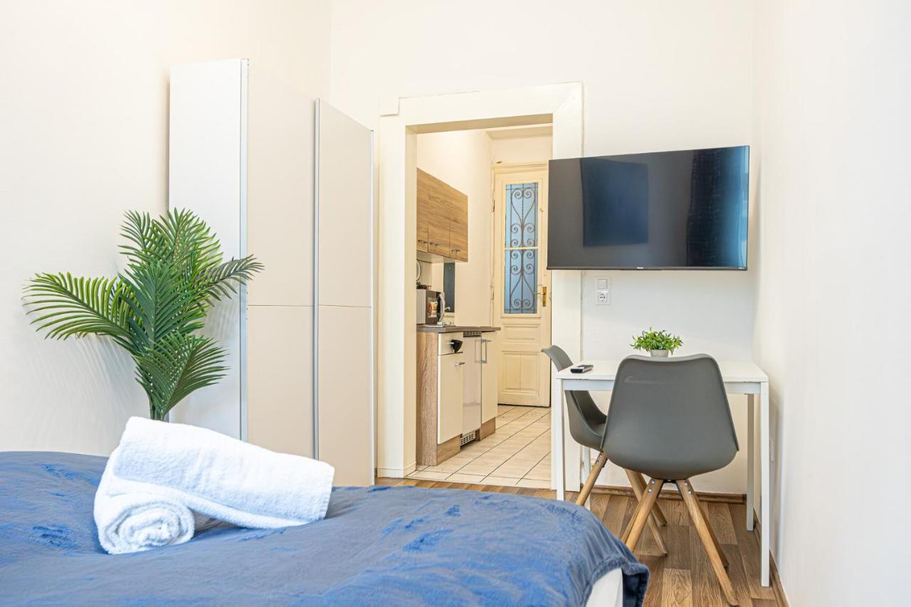 Modern Comforts: Chic Studio Apt Centrally Located Виена Екстериор снимка