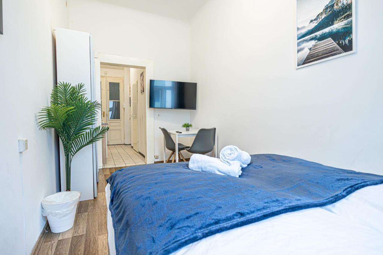 Modern Comforts: Chic Studio Apt Centrally Located Виена Екстериор снимка