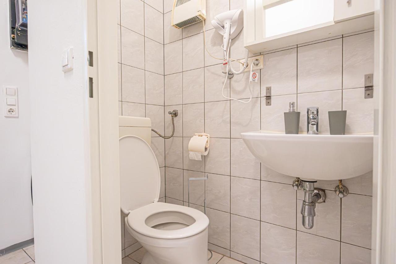 Modern Comforts: Chic Studio Apt Centrally Located Виена Екстериор снимка