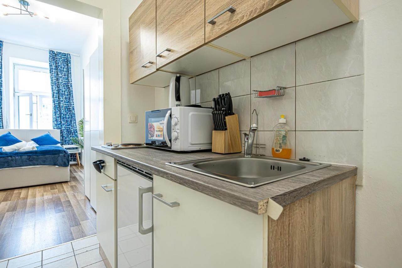 Modern Comforts: Chic Studio Apt Centrally Located Виена Екстериор снимка
